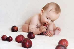 Babybeating fruits;Baby-led weaning.