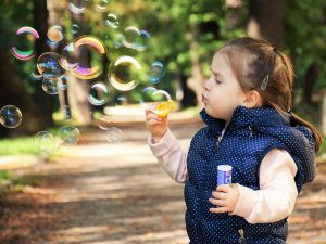 toddler playing alone in the outdoors in 15 months old developmental red flags.