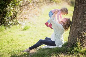 mother playing with baby in 15 months old developmental red flags