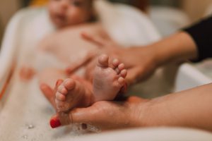 newborn baby bathing in How often to bathe newborn