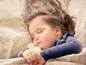 toddler sleeping in bed in toddler sleep regression. How many hours should a toddler sleep